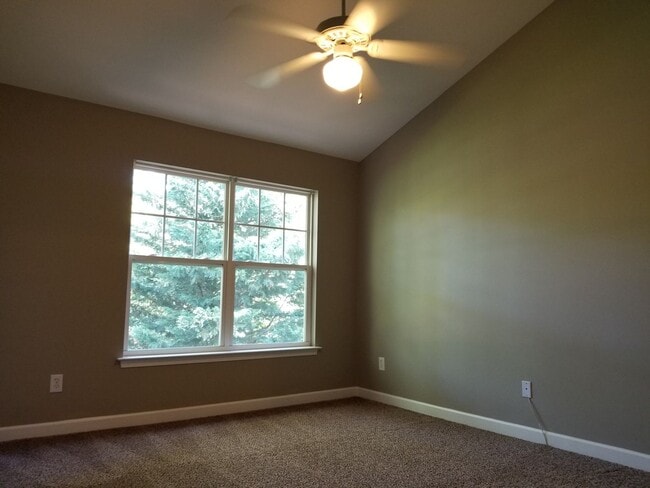 Building Photo - Move in ready close to airport BNA and I40