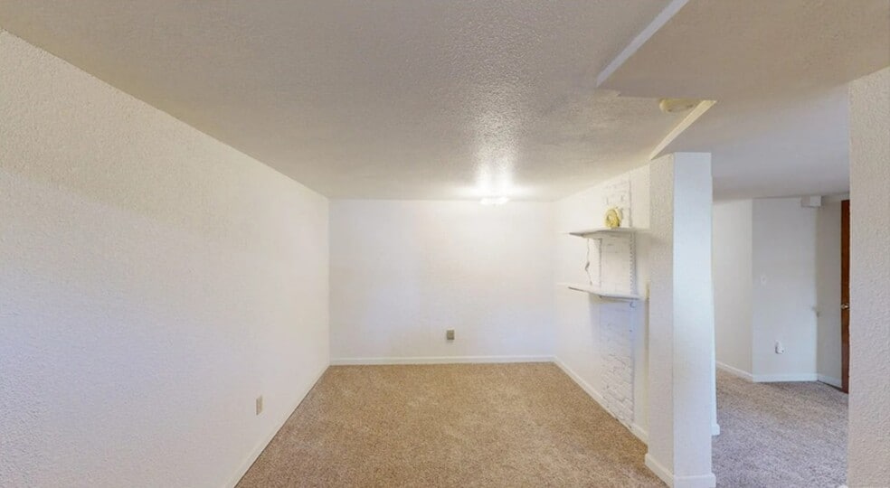 Bonus Room - 605 W Whitman Dr