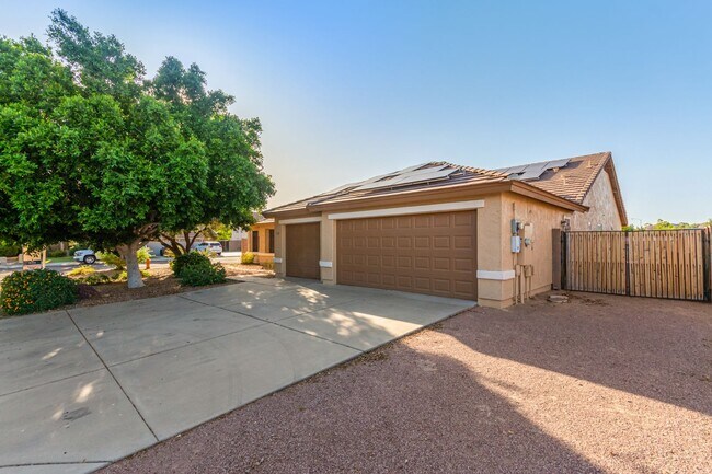 Building Photo - Spectacular 5 bdrm Home, OFFERS SOLAR ELECTRIC!