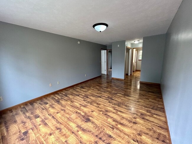 Building Photo - Beautiful 3 level home on a quiet cul-de-sac in Greenbrier Knolls--AVAILABLE NOW!!!!