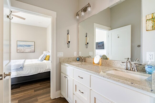 Building Photo - 804 1/2 Johnson Crawford Circle-SI ID1264805P