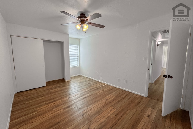 Building Photo - 2Bed/1Bath Apartment at 52nd St/Oak St! Ready for Immediate Move-In – GROUND FLOOR UNIT!
