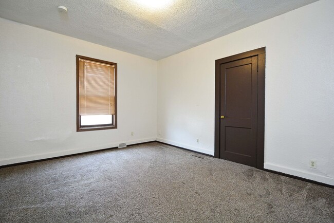 Building Photo - Spacious 3-Bed 1-Bath Unit in Hastings - Available Now!