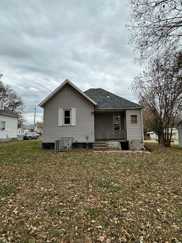Building Photo - 1112 E Locust St