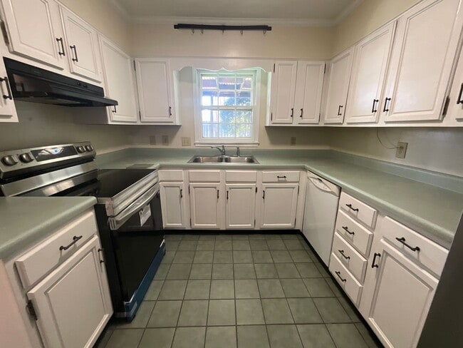 Building Photo - Lovely 3 Bedroom End Unit in Battle Forest!