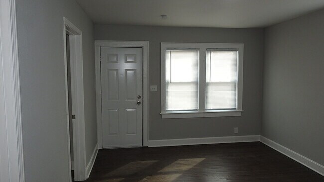 Building Photo - Adorable 2 bedrooms and 1 bath home located on N Main St in Independence