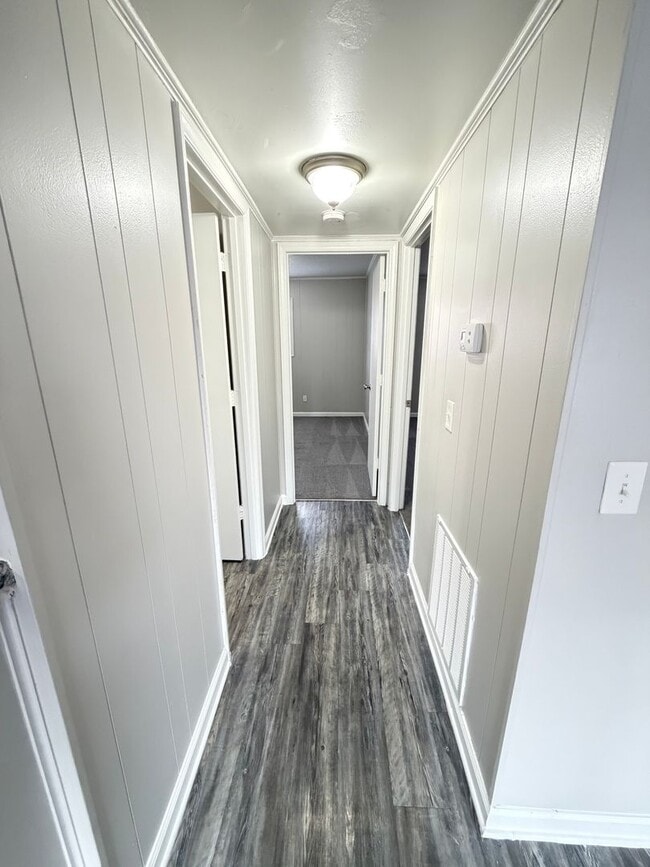 Building Photo - Oxford-2 Bedrooms