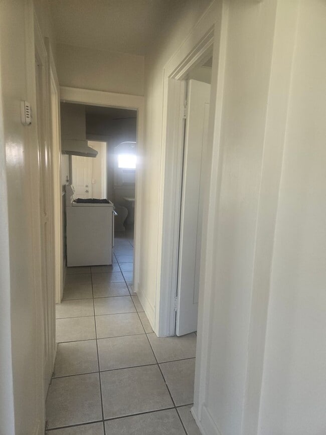 Building Photo - 1 Bedroom, 1 Bath Duplex in Hanford