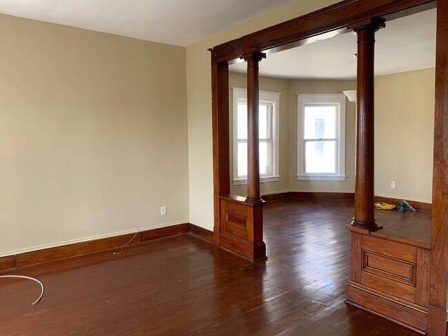 Building Photo - 857 Oakwood Ave