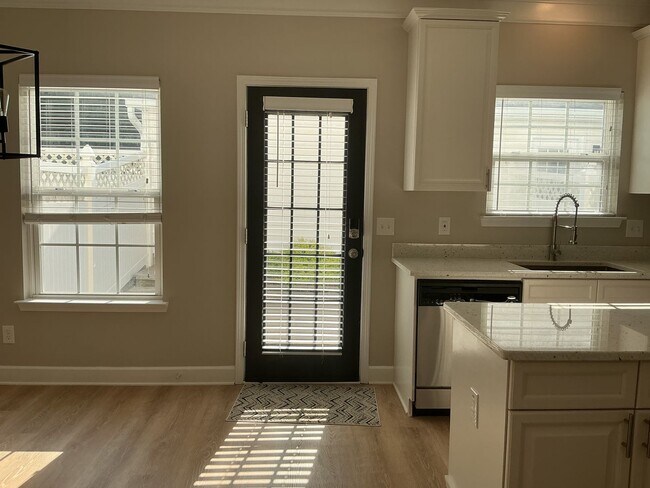 Building Photo - Beautiful 3 Bedroom, 2.5 Bath Townhouse in...