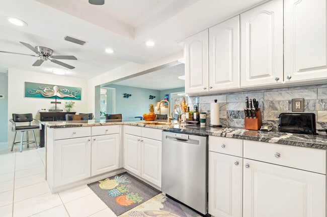 Building Photo - 3003 W Vina Del Mar Blvd