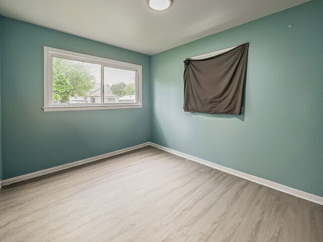 Building Photo - Charming 3BR Home Available Now in Pontiac!