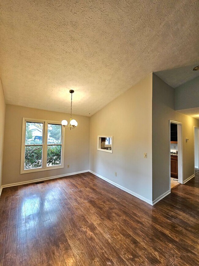 Building Photo - Charming & Spacious 3-Bed, 2-Bath Home in ...