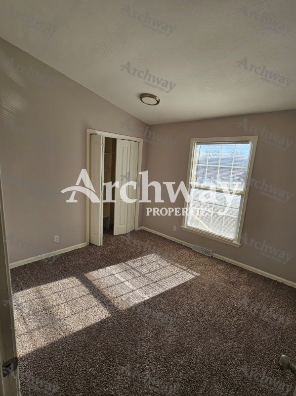 Building Photo - 1600 W Elm Terrace