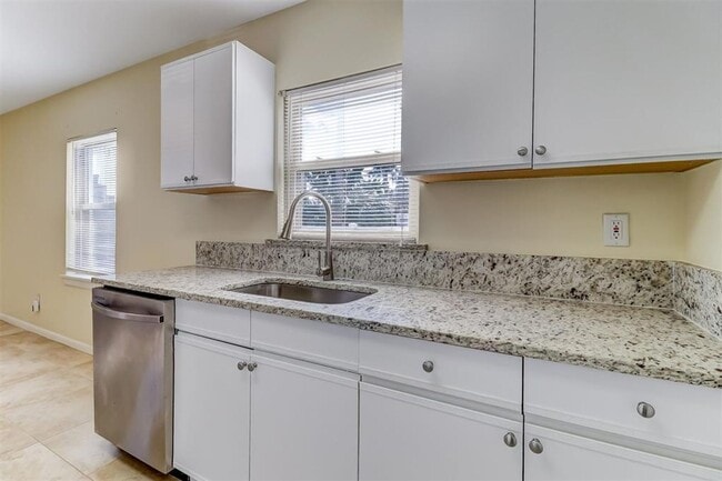 Building Photo - Adorable Amelia Island Beach Cottage – 2BR...