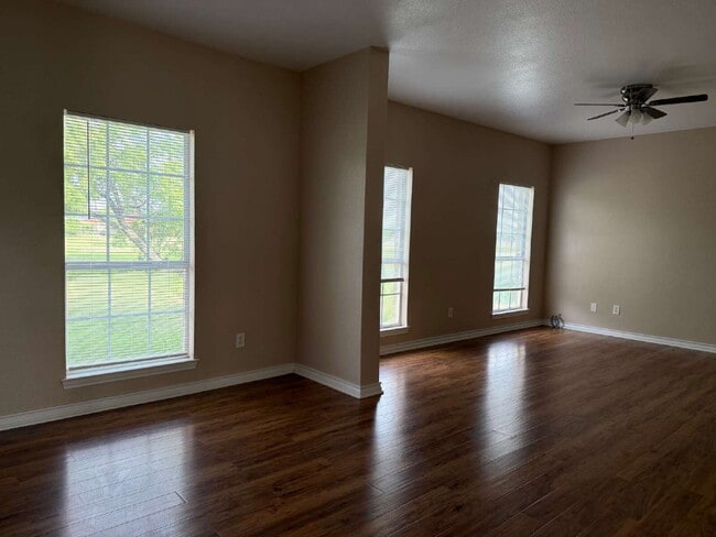 Building Photo - 455 Country Trail