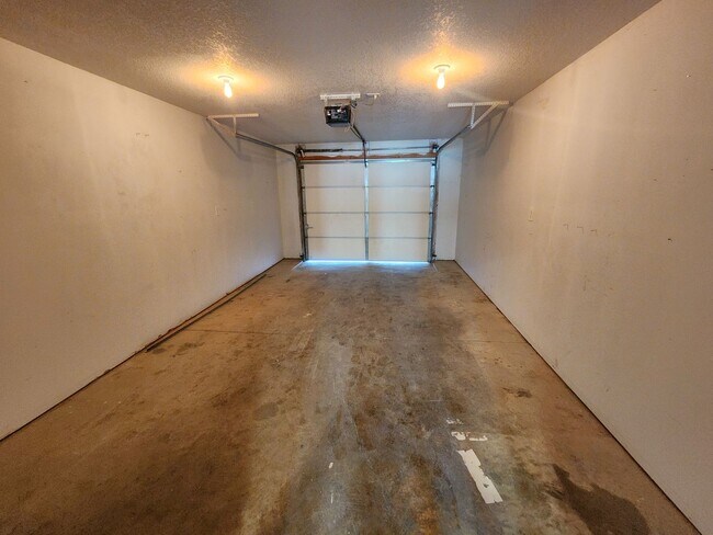 Building Photo - 7110 SW Greenview Dr