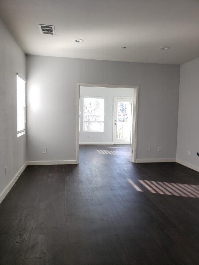 Building Photo - 2 bedroom in Oakland CA 94609