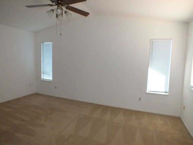 Building Photo - Folsom Willow Creek 3/2.5 $2795