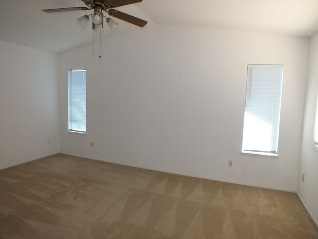 Building Photo - Folsom Willow Creek 3/2.5 $2995