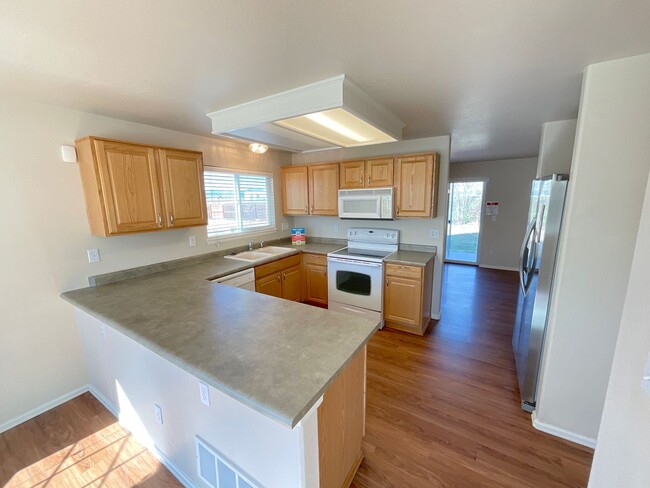 Building Photo - 3 Bedroom Home Available Near N Powers Blv...