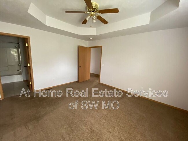 Building Photo - 1090 W Red Ln