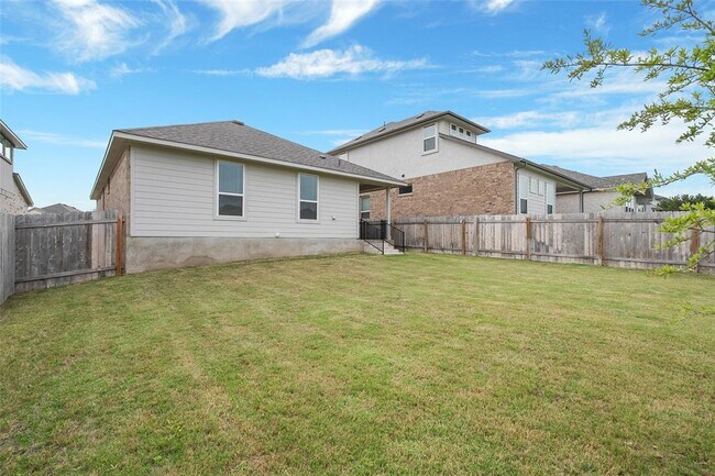 Building Photo - 912 Leaning Oak Ln