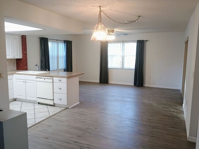 Building Photo - 2 bedroom 2 bathroom home with a screened in porch