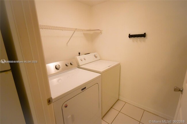 Building Photo - 2427 Centergate Dr