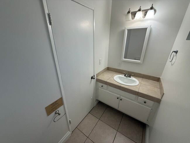 Building Photo - 4 Bedroom Home for Rent in Santa Clarita!