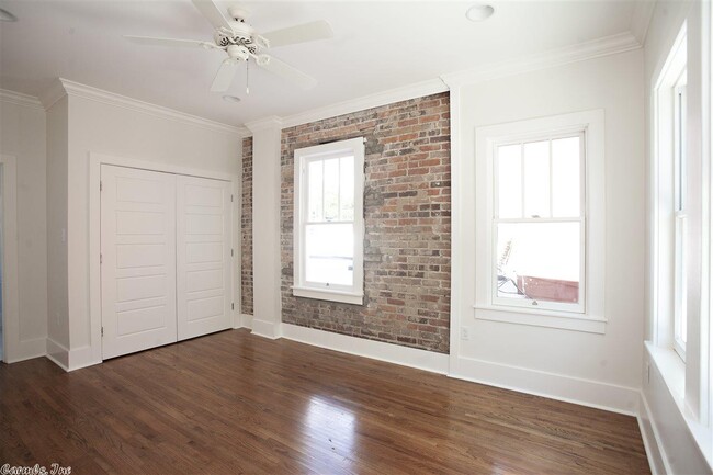 Building Photo - 3011 W Markham St
