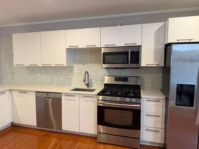 Building Photo - Spacious 3-Bedroom 1.5-Bathroom Home in Po...