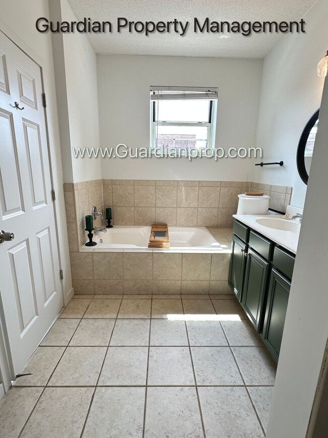Building Photo - Northeast Minneapolis Town Home, Patio/Dec...