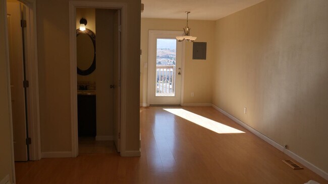 Building Photo - 3 Bedroom 2.5 Bath Townhome with Great Mou...