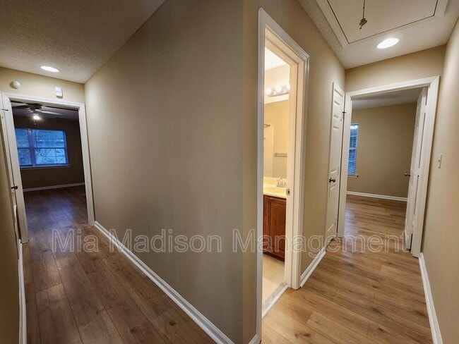 Building Photo - 21 Cobblestone Ct
