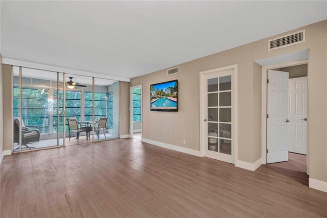 Building Photo - 3051 S Palm Aire Dr