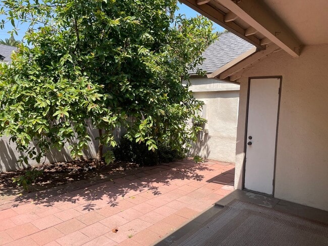 Building Photo - Charming 3-Bedroom Home with Gardener Serv...