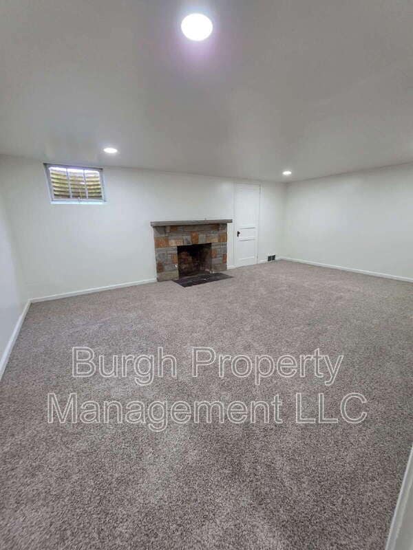 Building Photo - 300 Maxwell Dr