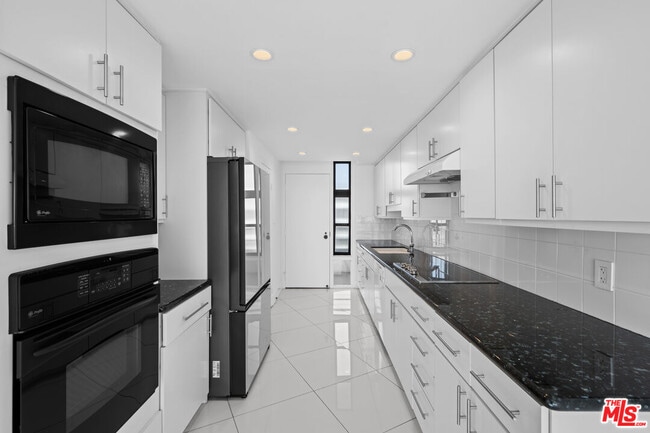 Building Photo - 4267 Marina City Dr