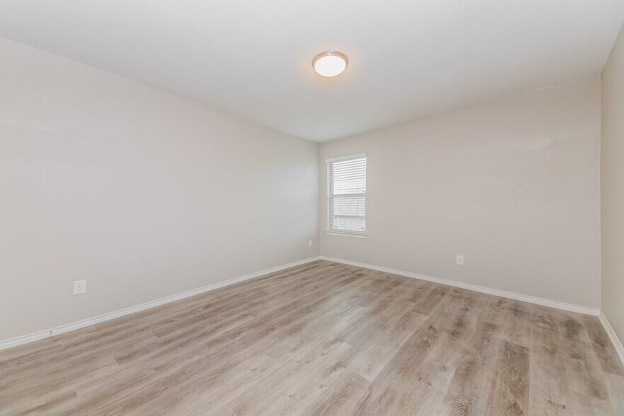 Building Photo - 2609 Hutchins Dr