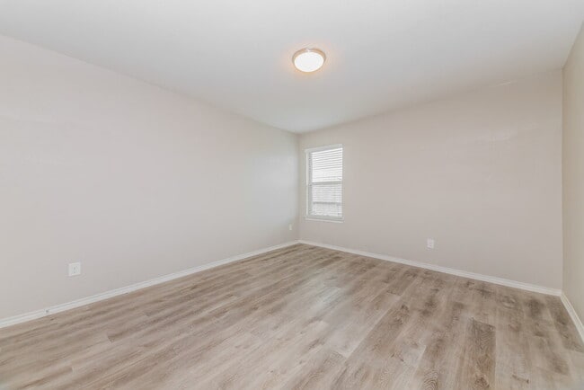 Building Photo - 2609 Hutchins Dr