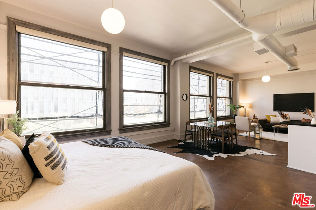 Building Photo - 108 W 2nd St