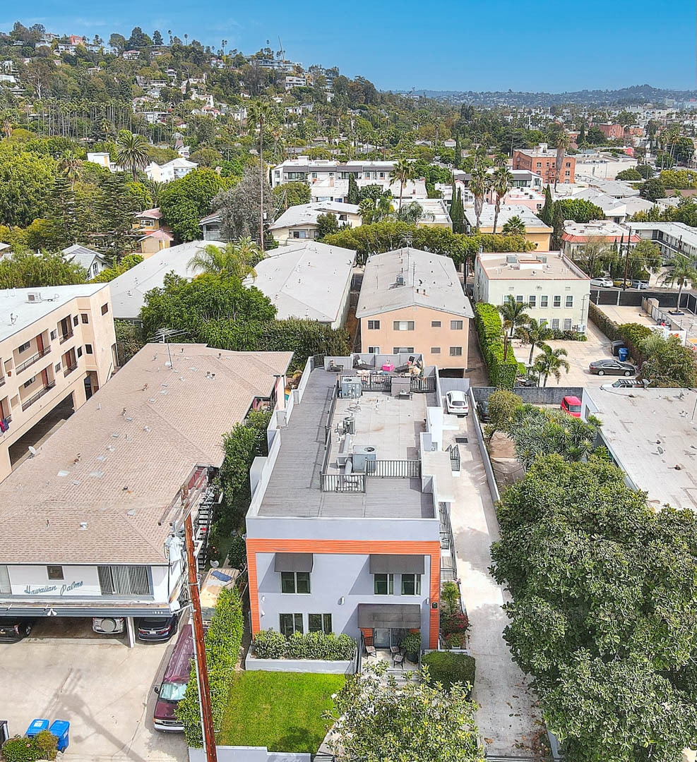 Building Photo - 1952 N Beachwood Dr