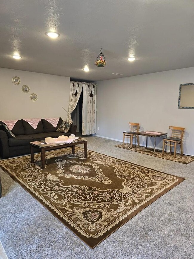 Building Photo - 6613 W 5th St