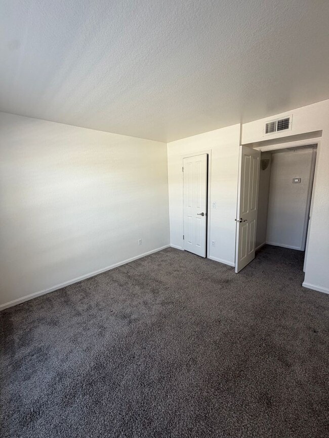 Building Photo - Great 1 bedroom 1 bath 2nd floor unit