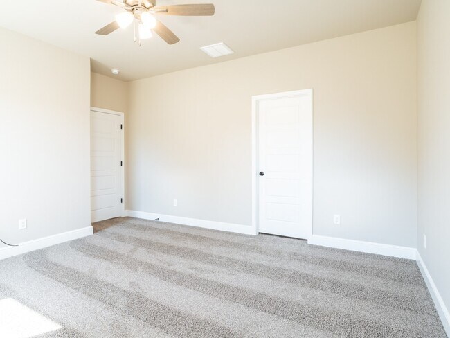 Building Photo - 2101 Wildflower Dr