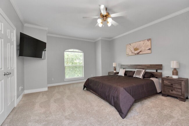 Building Photo - 9038 Lakes Dr