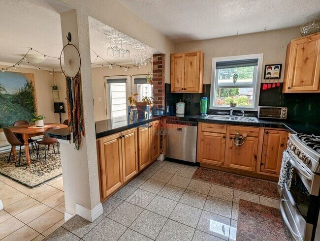 Building Photo - 908 Wolff St