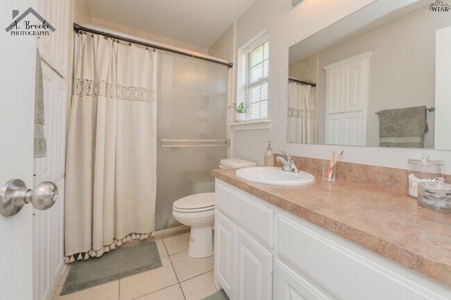 Building Photo - 1505 City View Dr