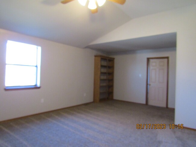 Building Photo - Crown Pointe Area!! PETS ARE NEGOTIABLE WI...